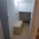 O様邸　階段下収納（ＴＶ裏配線スペースも兼ねた、便利でスマートな収納）